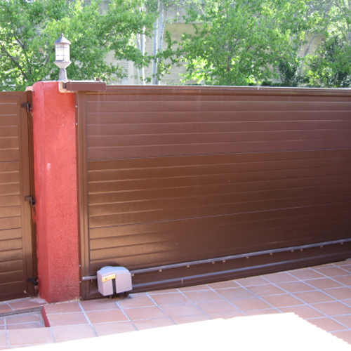 Puerta de garaje corredera panel seccional marrón