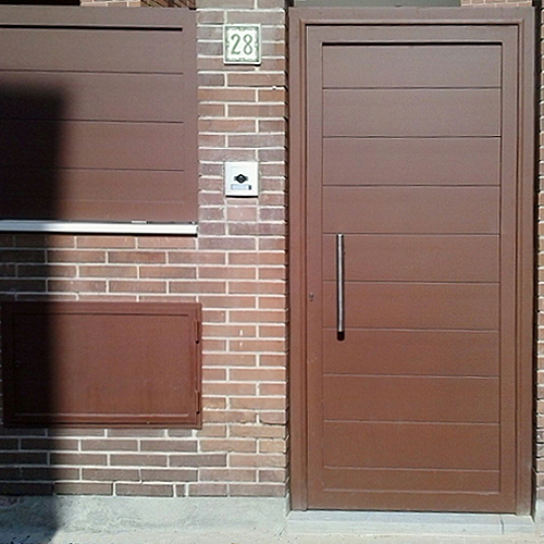 puerta entrada aluminio lama ancha horizontal marrón