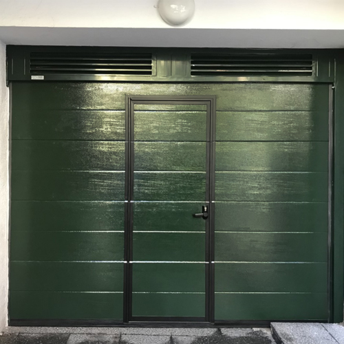 puerta de garaje seccional semiacanalada verde con peatonal insertada