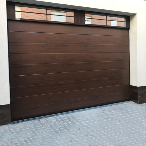 Puerta de garaje seccional tablón imitación madera con dintel acristalado